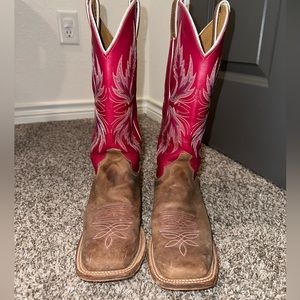 Justin brand cowboy boots. Size 8C (wide).